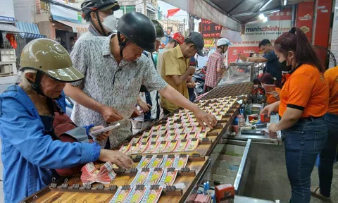 Người dân đổ xô mua vé số cầu may dịp Tết Nguyên đán 2026