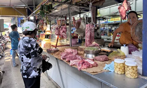 Giá thịt heo Tết ở chợ lẻ biến động mạnh