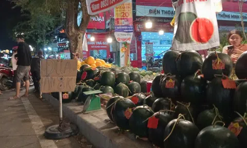 Tối 28 Tết, dưa hấu ở Cần Thơ “xả hàng” còn 8.000 đồng/kg