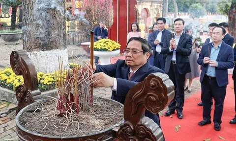 Thủ tướng Phạm Minh Chính dâng hương tại Hoàng thành Thăng Long