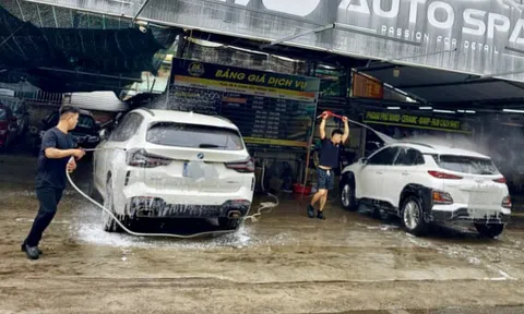 Sát giao thừa, giá rửa xe vượt mốc 300.000 đồng/lượt