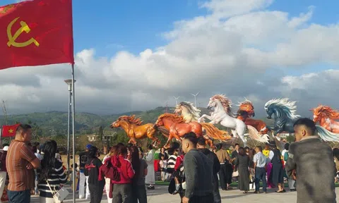 Nườm nượp người đến check-in đàn linh vật ngựa ở Quảng Trị