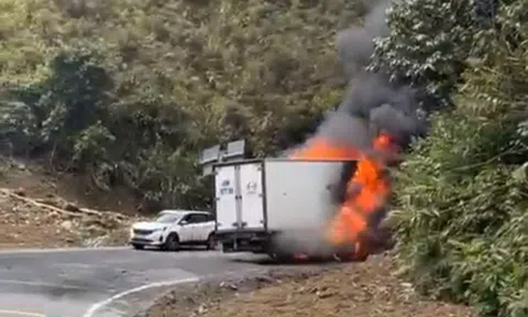 Xe tải bốc cháy ngùn ngụt trên đèo Khánh Lê