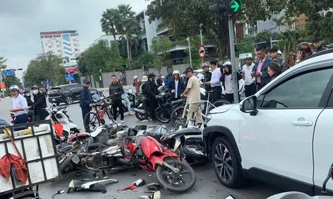 Ô tô tông hàng loạt xe máy chờ đèn đỏ, 2 người nhập viện