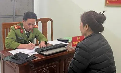 Đậu xe trên đường bất ngờ bị một người phụ nữ đến thu tiền bến bãi