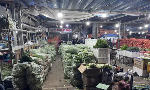 Chợ mở cửa trở lại nhưng thưa thớt khách