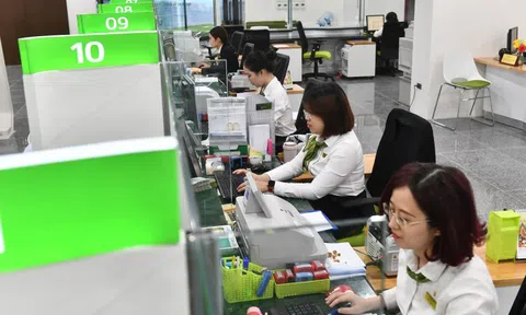 Vietcombank bất ngờ tăng lãi suất tiết kiệm