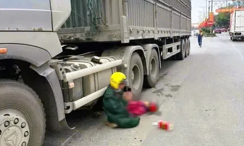 Chồng quỳ gối chắp tay bên thi thể vợ bị xe đầu kéo cán tử vong