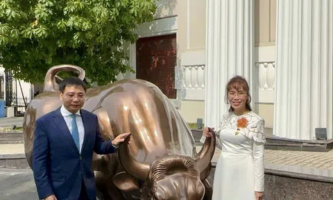 Tỉ phú Nguyễn Thị Phương Thảo xuất hiện tại lễ đánh cồng khai xuân chứng khoán