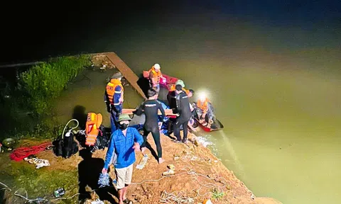 Ô tô lao xuống sông, tài xế tử vong trong cabin