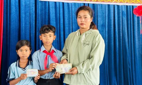 Nhặt được ví hơn 9 triệu đồng, 2 học sinh ở Gia Lai trả lại người đánh rơi