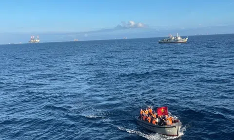 Những lá phiếu bầu cử đầu tiên giữa trùng khơi