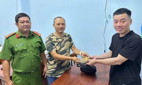 Công an hỗ trợ nam thanh niên tìm lại lắc, dây chuyền, nhẫn vàng đánh rơi