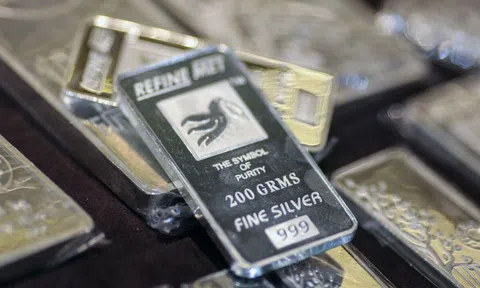 Quỹ bạc bán ra hơn trăm tấn khi giá lên cao nhất trong 1 tháng