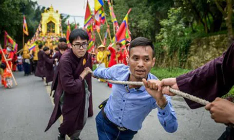 Hàng chục người kéo xe rước nước nặng gần 1 tấn leo dốc tại lễ hội chùa Tam Chúc