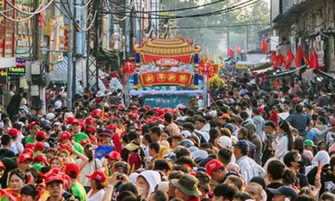 Hàng nghìn người chen kín xem rước kiệu Bà Thiên Hậu ở TPHCM