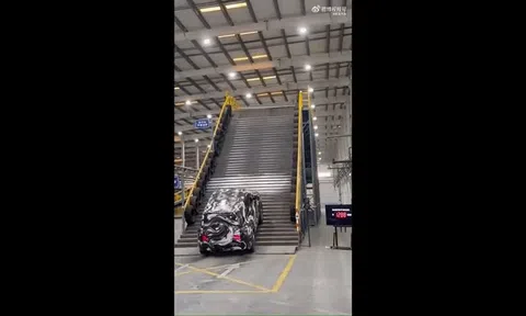 BYD cho YangWang U8 'leo núi' trong nhà