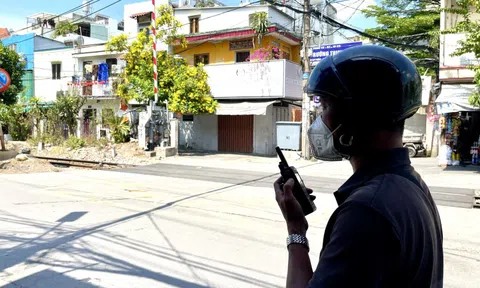 CSGT TPHCM mật phục ghi hình xe máy băng qua đường sắt, người vi phạm "hết chối"