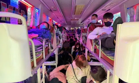 Xe khách 19 chỗ “nhồi nhét” 60 người, bị phạt hơn 220 triệu đồng