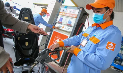 Giá dầu thế giới giảm, vì sao xăng dầu trong nước chưa thể "hạ nhiệt"?