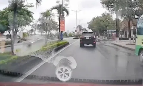 CLIP: Ô tô bật đèn cảnh báo nhưng nhiều lần "khóa lối" xe phía sau