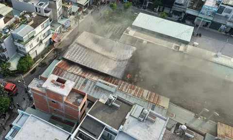 Cháy kho hàng ở TPHCM, cảnh sát PCCC chia ra nhiều hướng dập lửa