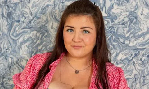 Người phụ nữ 30 tuổi chật vật với bộ ngực nặng hơn 15kg