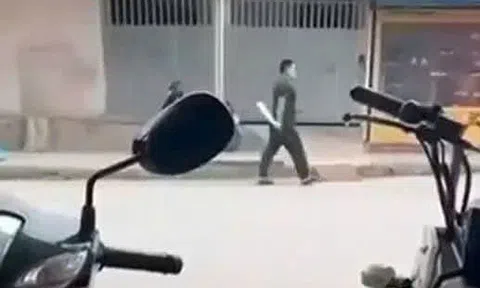Bất ngờ lao vào chém trọng thương người uống cà phê rồi cầm dao "đi dạo" trên đường