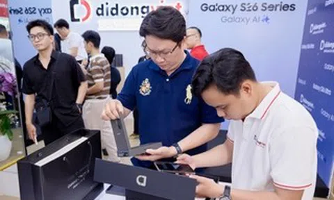 Video người dùng đập hộp những chiếc Samsung Galaxy S26 đầu tiên lúc nửa đêm