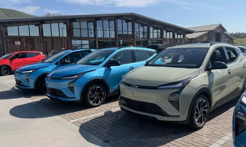 Xăng dầu tăng giá khiến người Mỹ cũng 'săn' xe điện