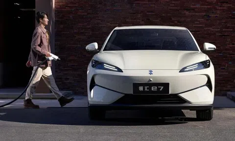 BYD làm taxi điện, sạc pin nhanh như đổ xăng