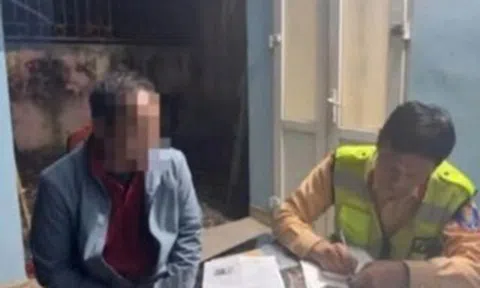 Đã chạy vào làn ngược chiều trên cao tốc, xe khách còn chèn ép xe đi đúng chiều