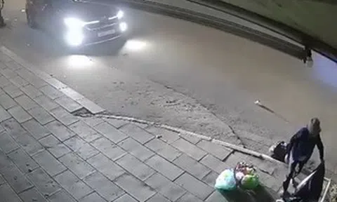 Tài xế ô tô tông bị thương người phụ nữ đứng trên vỉa hè rồi rời khỏi hiện trường