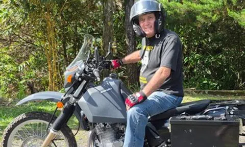 Ông lão 77 tuổi một mình đi vòng quanh thế giới bằng xe máy