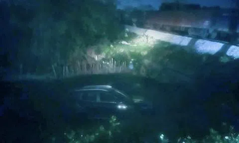 Băng qua đường sắt, xe ô tô bị tàu hỏa tông văng xuống mương nước