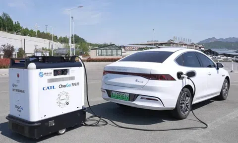 Người Trung Quốc dùng robot 'ship' điện tận nơi cho xe điện