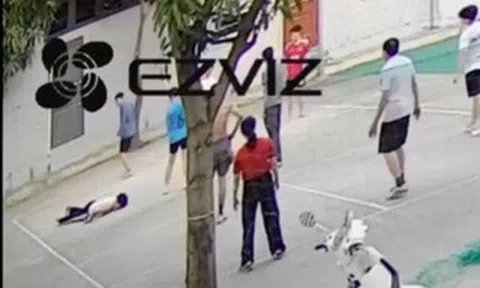 VIDEO: Đang đánh bóng chuyền, người đàn ông gục xuống sân nằm bất động