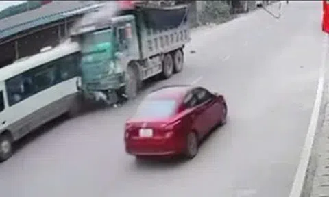 VIDEO: Xe ben tông xe 29 chỗ đưa đón học sinh, đẩy đi hàng chục mét