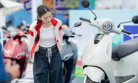 Mua xe máy điện - chọn sạc xe hay đổi pin?