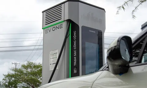 Cuộc chiến ôtô điện - sạc ở nhà hay tại trạm sạc công cộng?