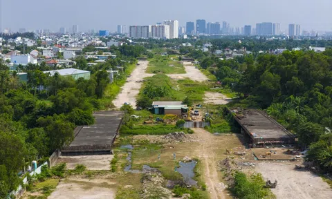 Cảnh vắng vẻ ở công trường Vành đai 2 TP.HCM sau 3 tháng tái khởi động