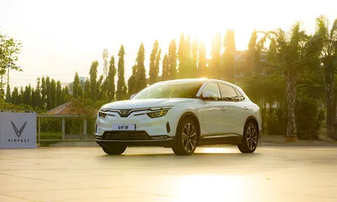 Chủ xe VinFast VF 8: 'Ngày càng nhiều người mua xe điện vì giá tốt'