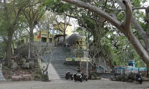 Dấu chân bí ẩn in sâu vào đá trên núi ở TPHCM khiến nhiều người tò mò