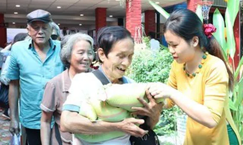 Những phần quà ấm áp nghĩa tình đến người khó khăn ở TPHCM