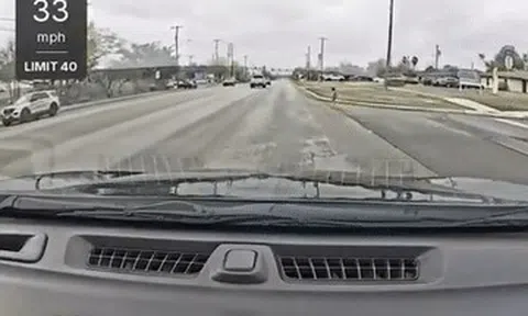 Nữ tài xế nhanh tay cứu bé trai mặc bỉm chạy ra đường