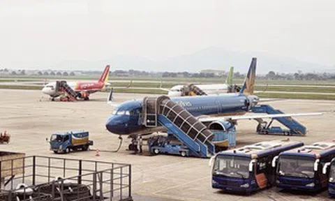 Giá vé máy bay "nóng" theo xăng dầu, nhiều gia đình tính lại kế hoạch nghỉ lễ 30-4