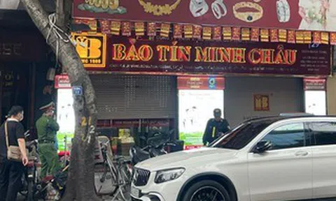 Cửa hàng vàng của Bảo Tín Minh Châu đột ngột đóng cửa, lực lượng chức năng xuất hiện