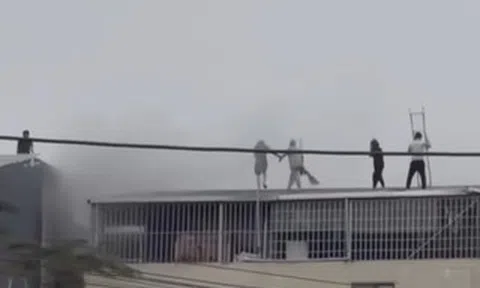 Lời kể của người phá mái tôn để cứu 7 người trong vụ cháy