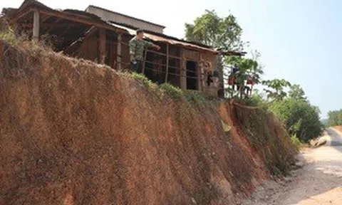 Nhà dân cheo leo miệng vực sau hiến đất, Chủ tịch tỉnh Đồng Nai chỉ đạo làm rõ