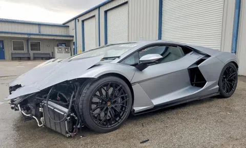 Vỡ nát đầu, siêu xe Lamborghini Revuelto vẫn có giá 242.000 USD